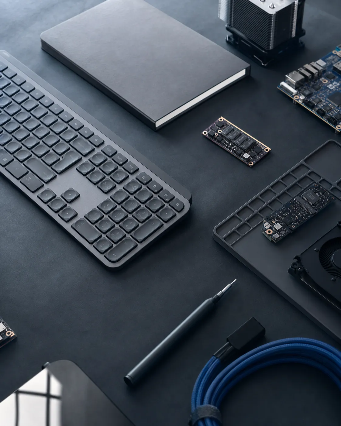 Technischer Arbeitsplatz mit Tastatur und elektronischen Komponenten