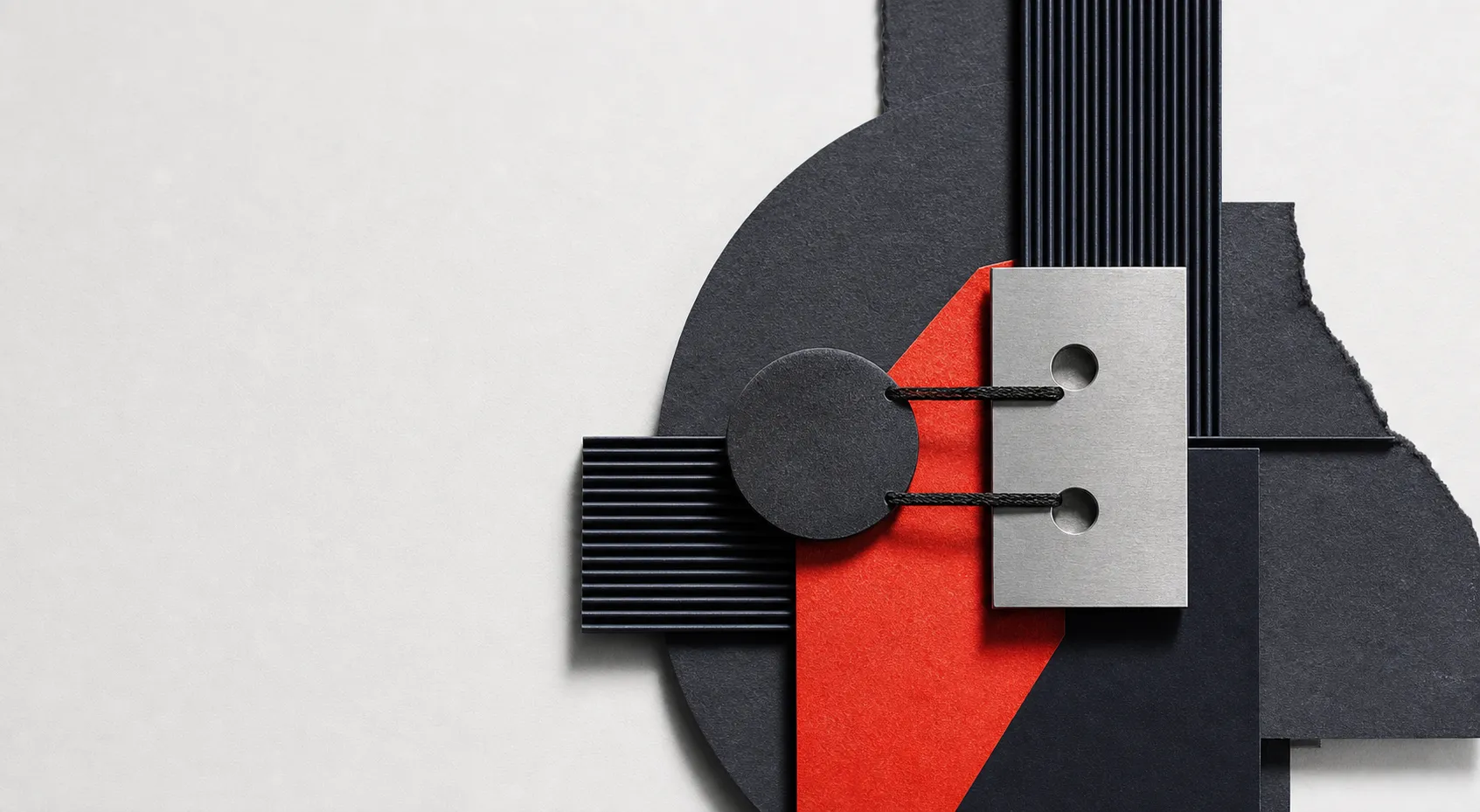 Abstrakte Komposition aus Papier und Metall als Sinnbild für technische Reparatur